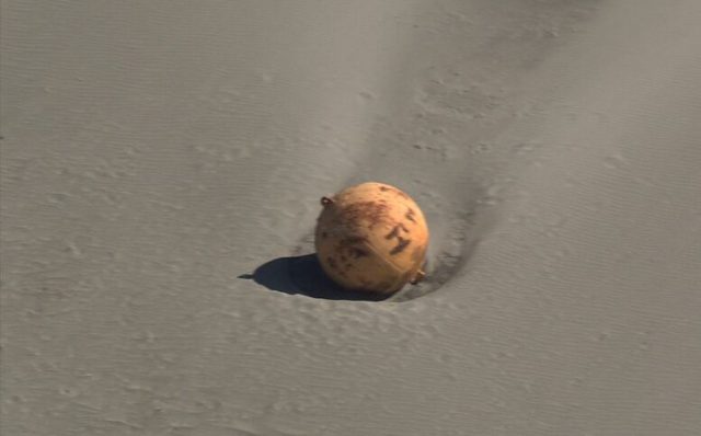 Hallan Una Misteriosa Bola De Hierro De Color Anaranjado En La Costa De