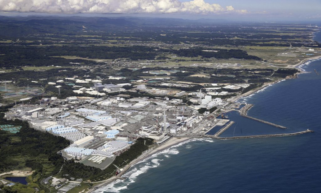 Japón comienza a verter al océano el agua de Fukushima