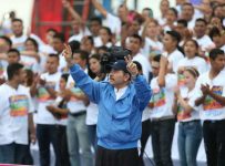 Daniel Ortega salió de su carro para saludar a los asistentes del 19 de julio