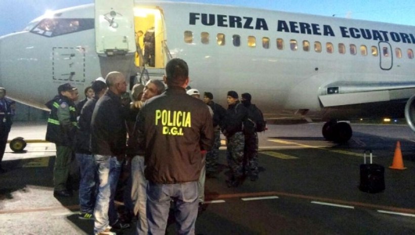 Ecuador deporta 75 cubanos y los regresa a la Isla en un avión militar