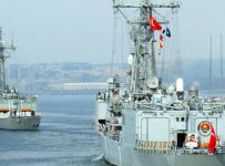 14 buques de guerra turcos fuertemente armados navegan fuera de control
