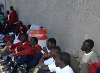 Autoridades capturan a dos sujetos por trasladar 78 africanos en un camión