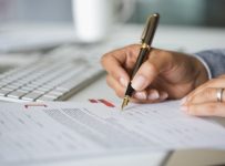 ¿Qué se debe hacer para nombrar a un representante legal de una empresa?