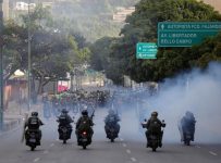 Venezuela sería “liberada con armas” si es sumida en la violencia, advierte Maduro