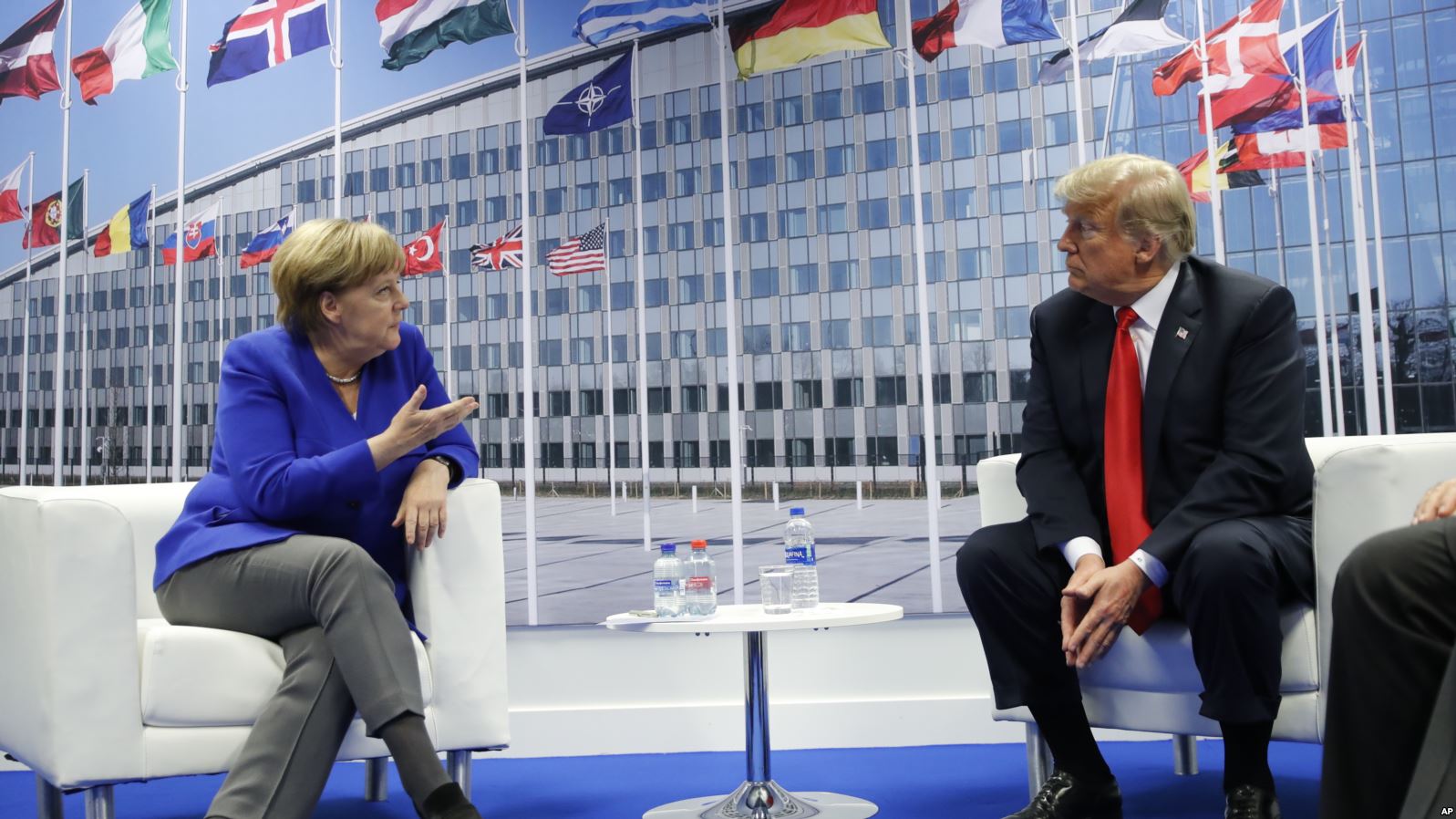Trump se reúne con Merkel y Macron al margen de cumbre de la OTAN