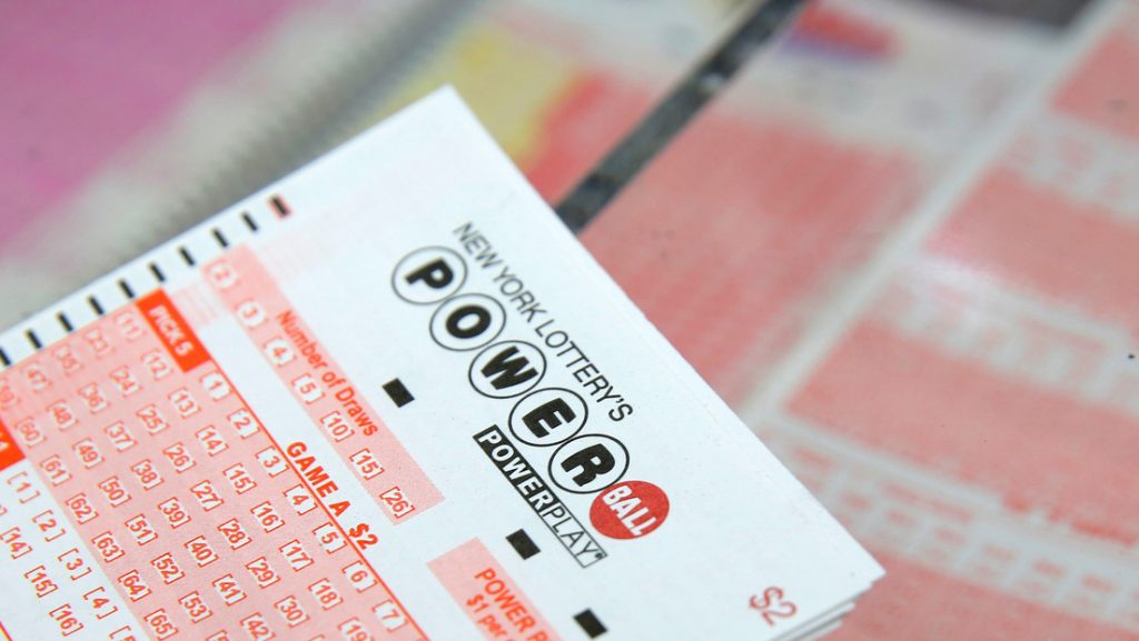 Compra un solo boleto de lotería y se lleva un