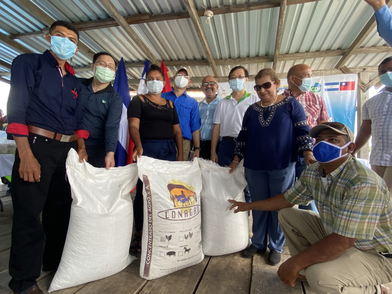 Proyecto de Maricultura entrega Jaulas Flotantes para cultivo de pez pargo en Chinandega