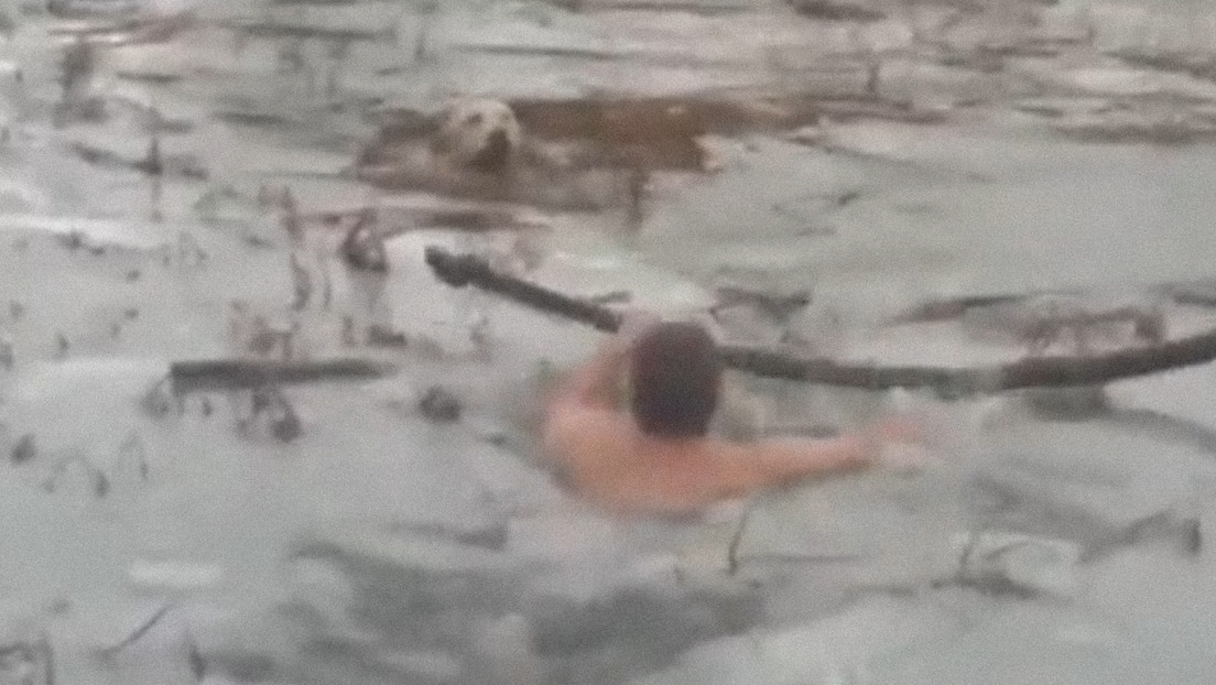 Captura de pantalla del video cuando 2 guardias civiles se lanzan al agua helada para rescatar a un perro.