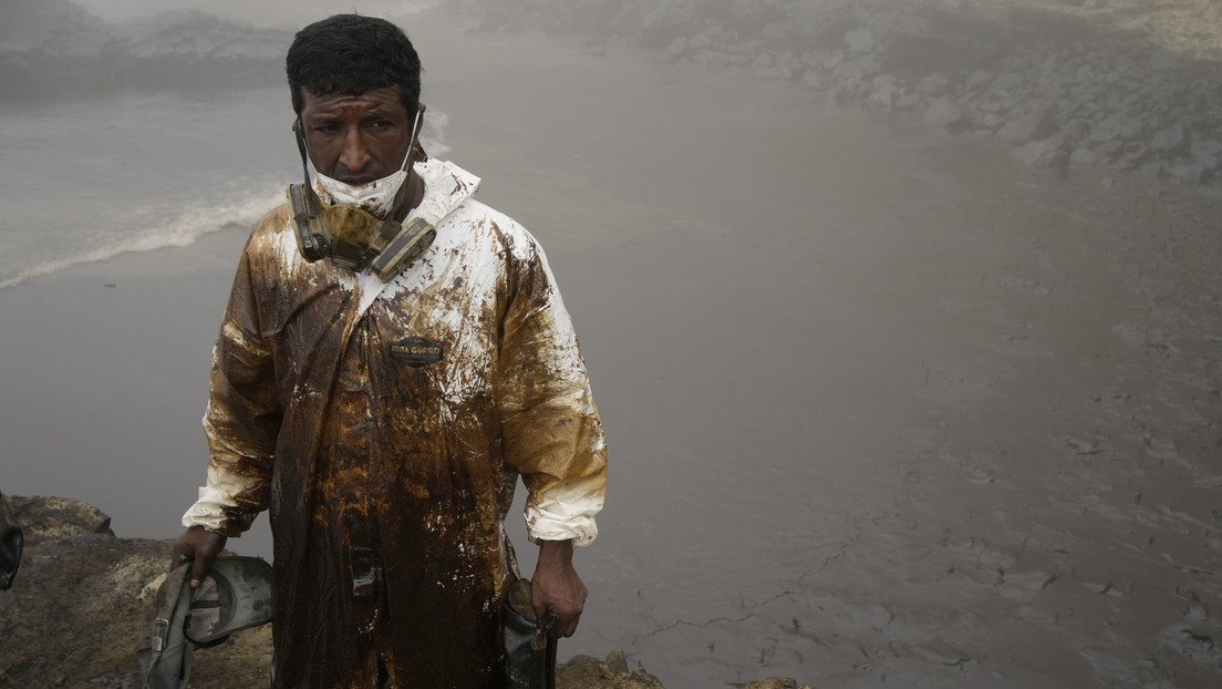 Alertan en Perú sobre los riesgos de playas afectadas por el derrame de petróleo