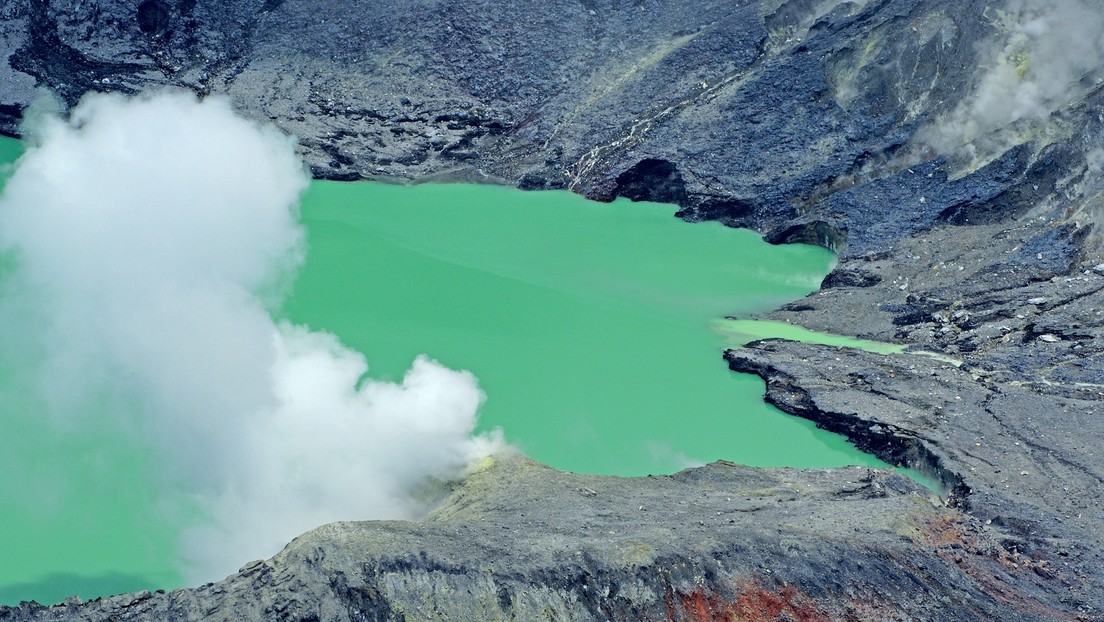 Hallan microbios en un lago volcánico de Costa Rica que sobreviven en condiciones similares en Marte
