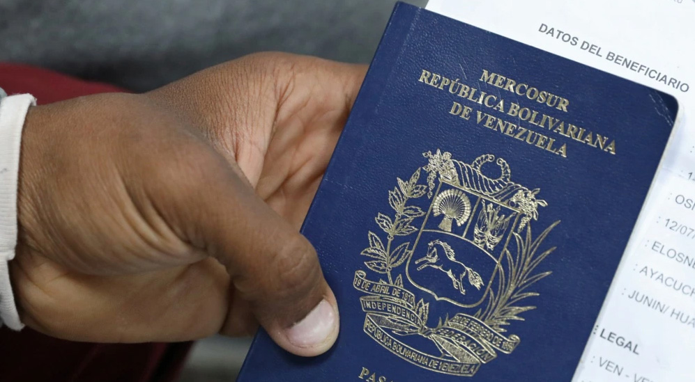 México se desvía de su posición solidaria al exigir visa a venezolanos