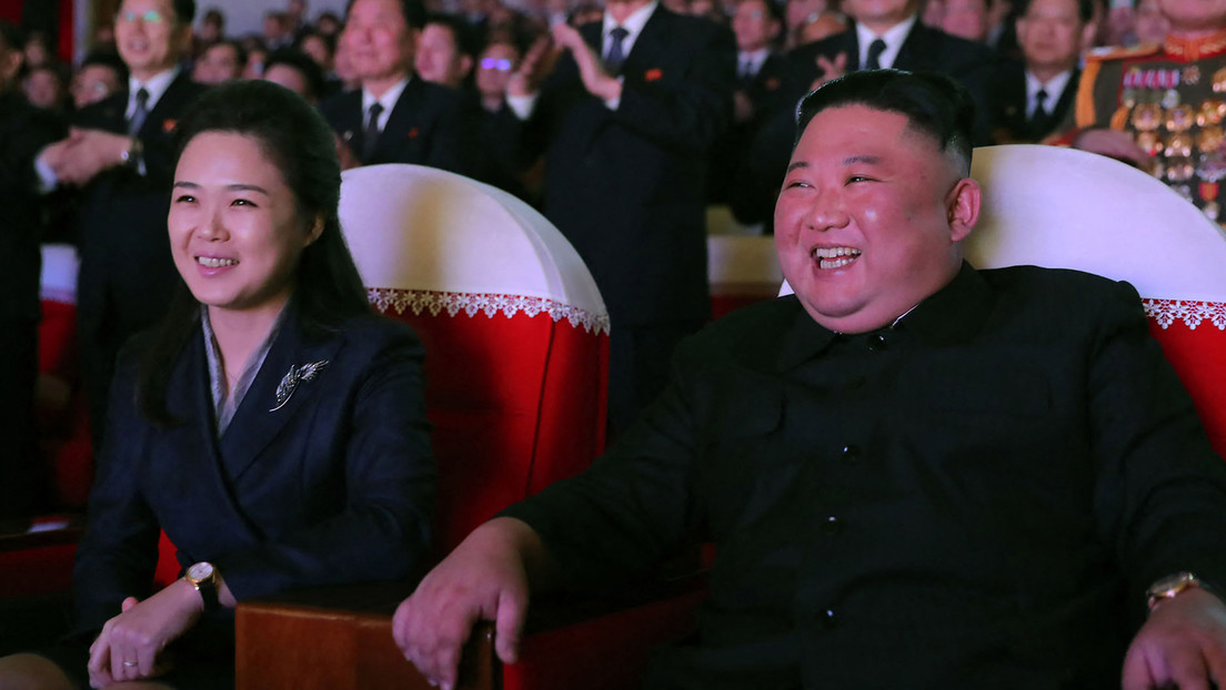 La esposa de Kim Jong-un reaparece en un teatro de Pionyang