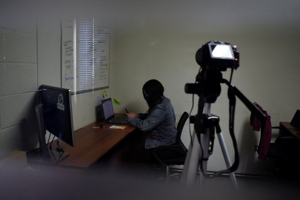 Nayib Bukele abre las puertas para “legalizar el espionaje digital”