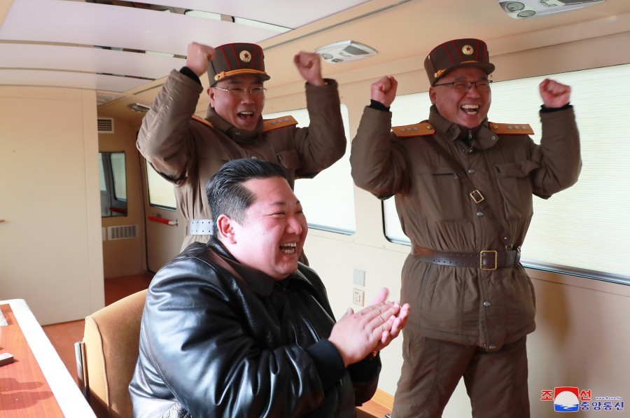 En un video épico Kim Jong-un supervisa el lanzamiento de un nuevo misil balístico de largo alcance