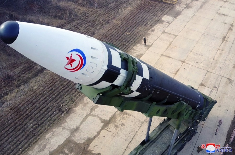 En un video épico Kim Jong-un supervisa el lanzamiento de un nuevo misil balístico de largo alcance