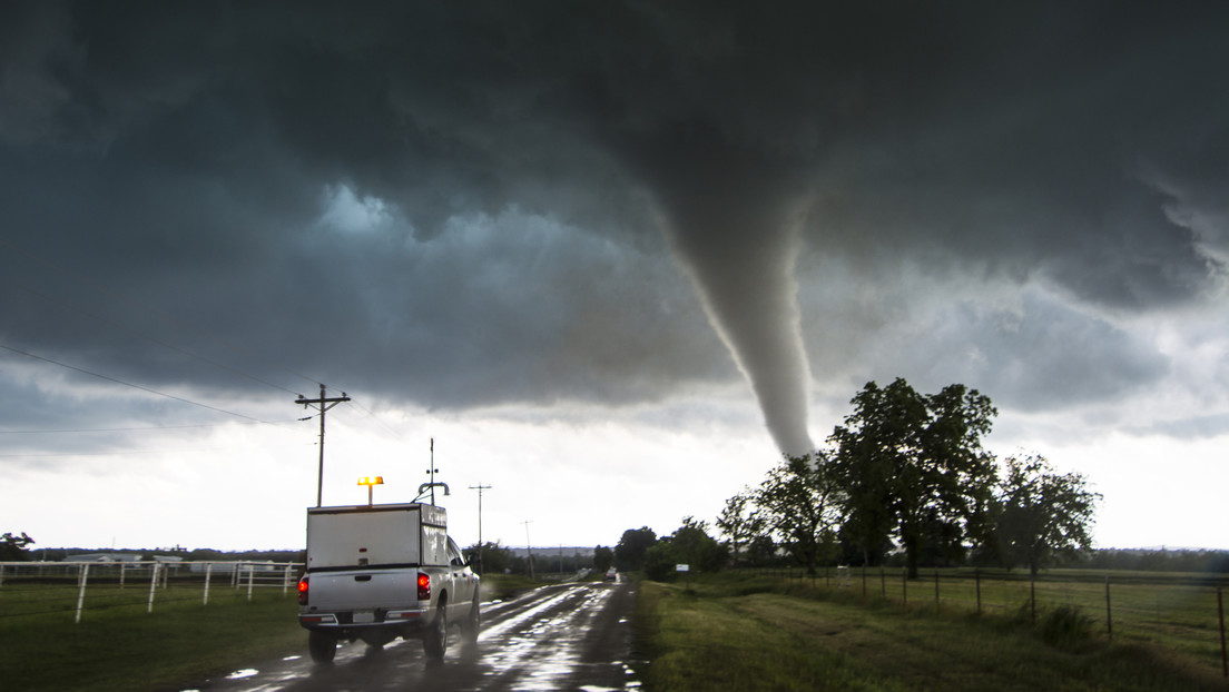 Una camioneta pasa a través de un tornado, cae de costado, da vueltas y sigue avanzando como si nada