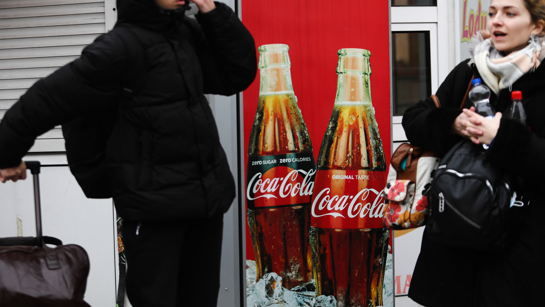 Coca Cola suspende sus operaciones en Rusia