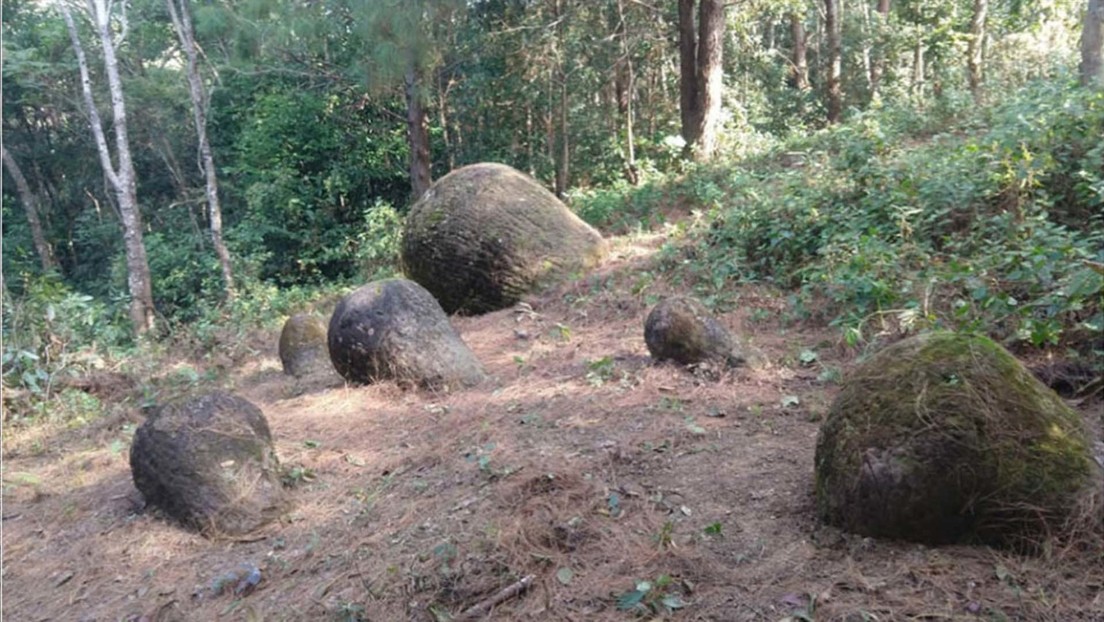 Decenas de misteriosas vasijas antiguas de piedra gigantes son encontradas en la India