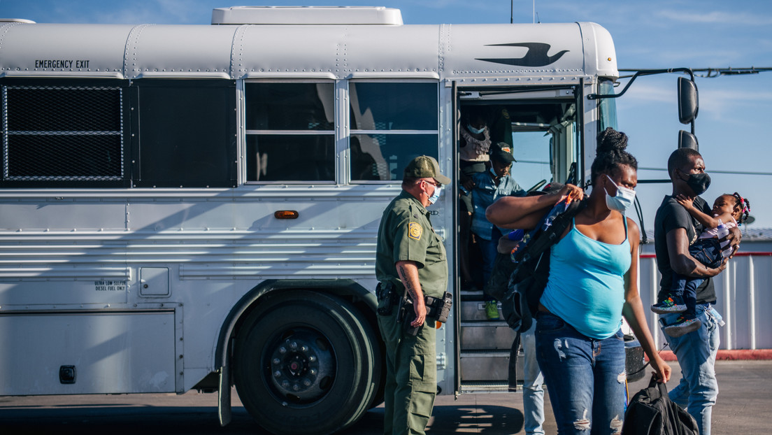 Gobernador de Texas calificó a las personas migrantes de "hordas"