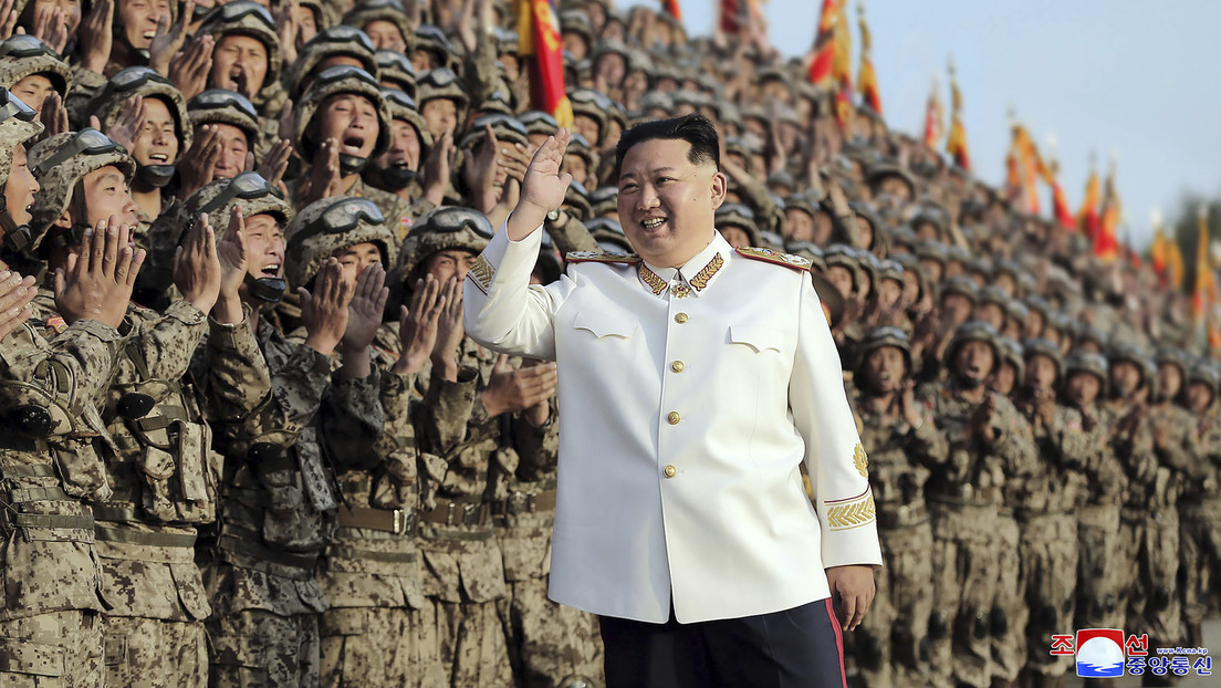 Kim Jong-un afirma que sus militares deben lograr la causa revolucionaria "con armas"