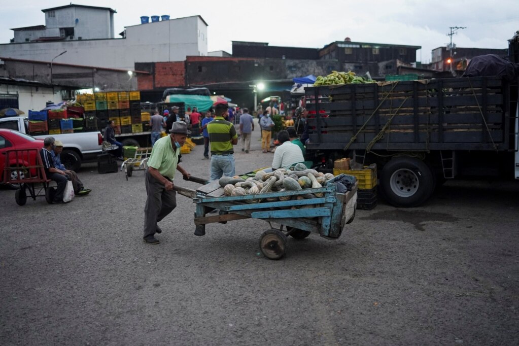 La dolarización de facto de la economía en Venezuela ha dado algo de oxígeno, pero es insuficiente