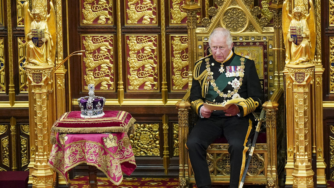 El heredero de la corona británica habla sobre desigualdad desde una silla de oro