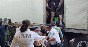 Interceptan dos tráileres con 431 migrantes en una carretera del suroeste de México