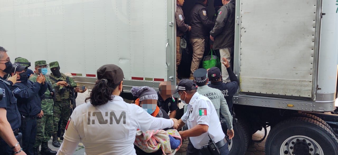 Interceptan dos tráileres con 431 migrantes en una carretera del suroeste de México