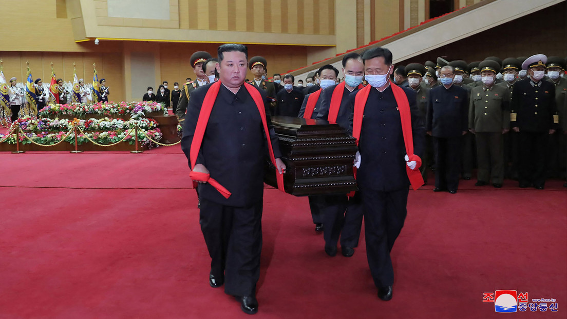 Kim Jong-un acude sin tapabocas a un funeral en pleno brote de covid-19 en Corea del Norte