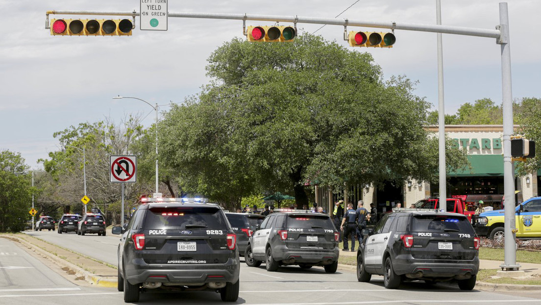 Arrestan a un estudiante por llevar armas a una escuela en Texas