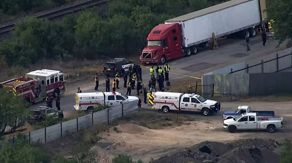 Acusan a 4 personas en relación con la muerte de 53 migrantes en un tráiler en Texas