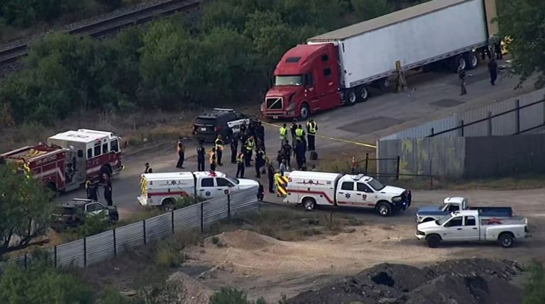 Acusan a 4 personas en relación con la muerte de 53 migrantes en un tráiler en Texas