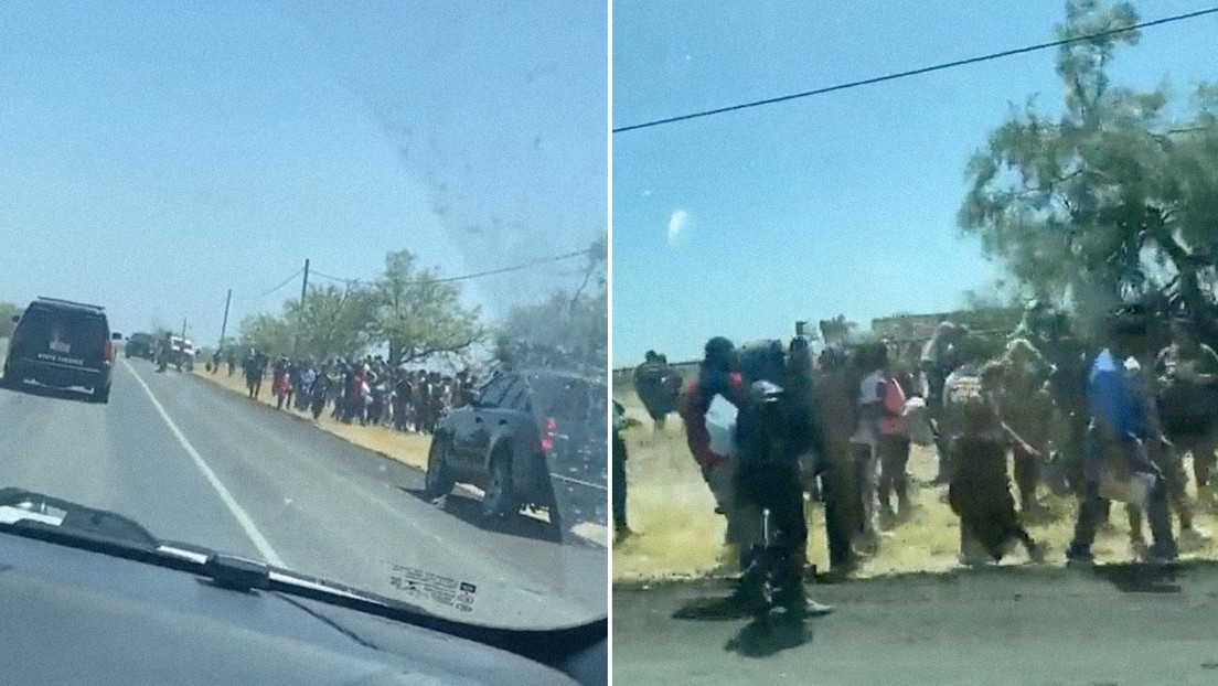 Cientos de supuestos migrantes ilegales deambulan junto a una carretera de Texas