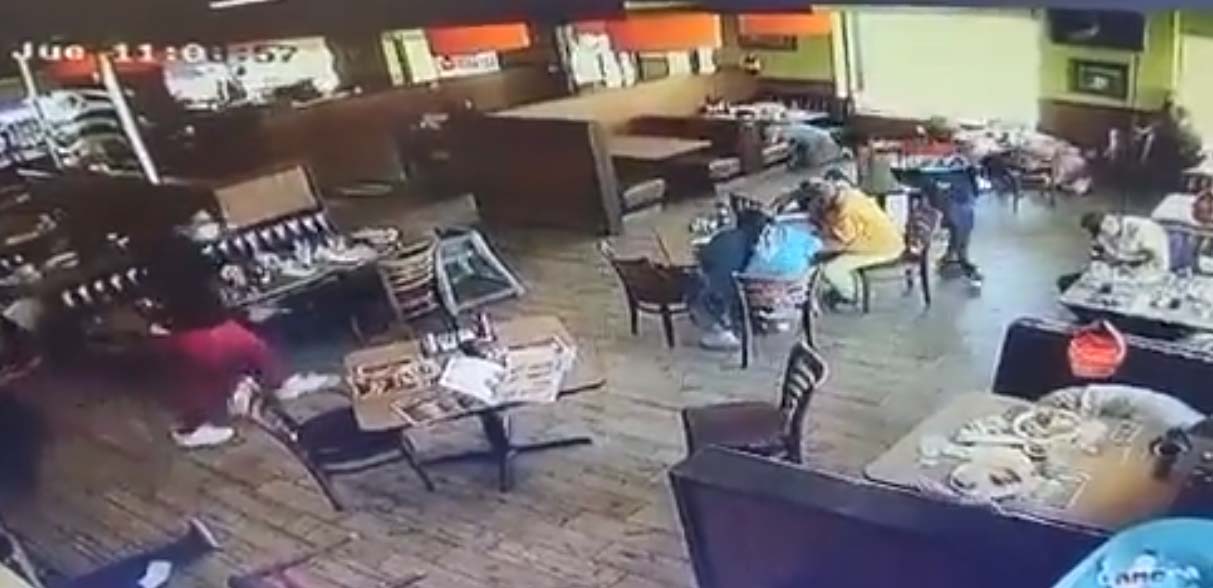 Cuatro personas murieron y una más resultó herida el jueves en un tiroteo en el interior de un restaurante en Ciudad Juárez, situada en el estado de Chihuahua y fronteriza con EE.UU. 