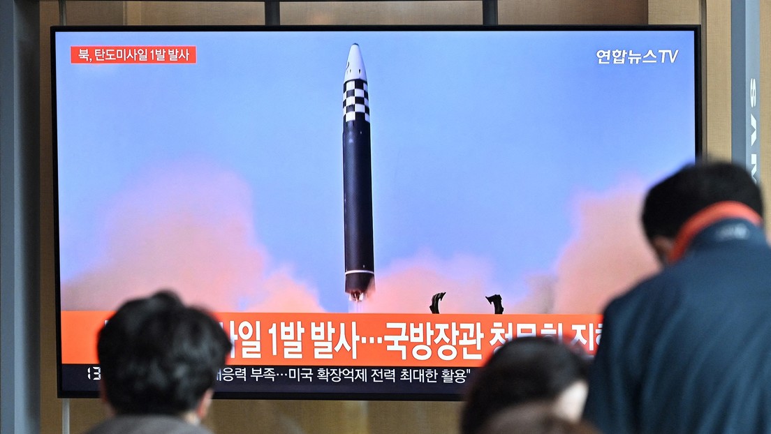 Norcoreanos viendo televisión Corea del Sur y EE.UU. han demostrado su capacidad de golpear con rapidez y precisión cualquier provocación norcoreana