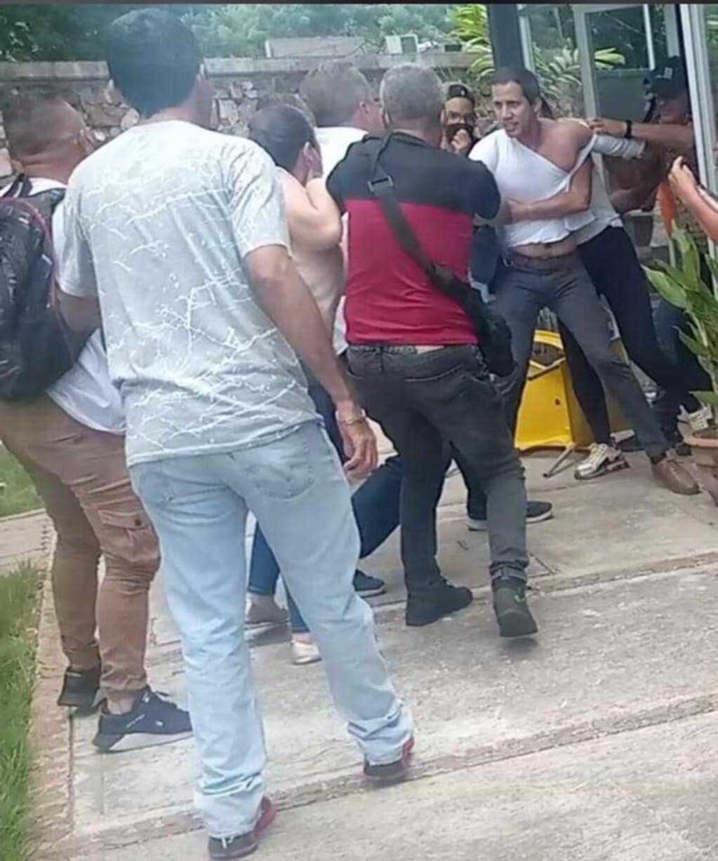 Juan Guaidó agredido por bandas chavistas armadas