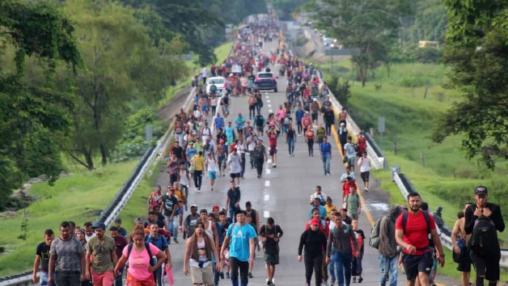 Una caravana de migrantes encabezada por venezolanos parte desde el sur de México hacia la frontera con EE.UU.