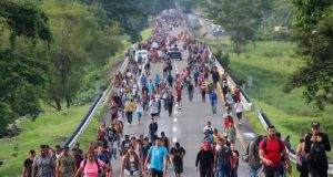 Una caravana de migrantes encabezada por venezolanos parte desde el sur de México hacia la frontera con EE.UU.