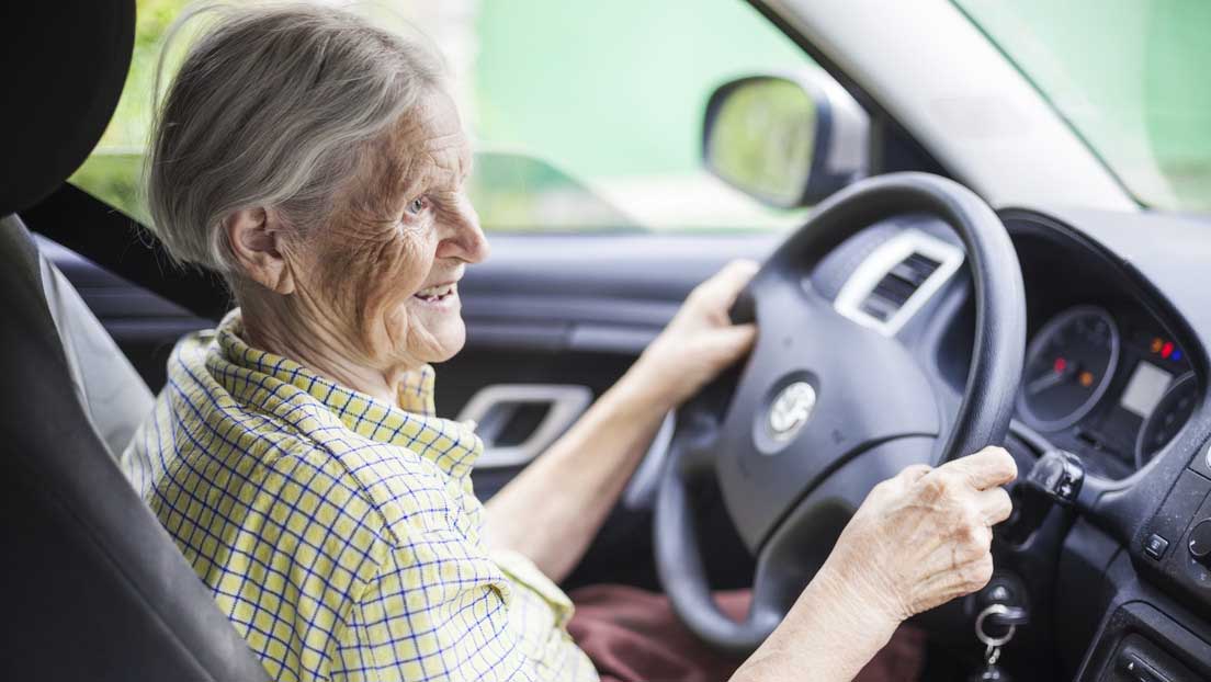Mujer de 100 años logra renovar su licencia de conducir