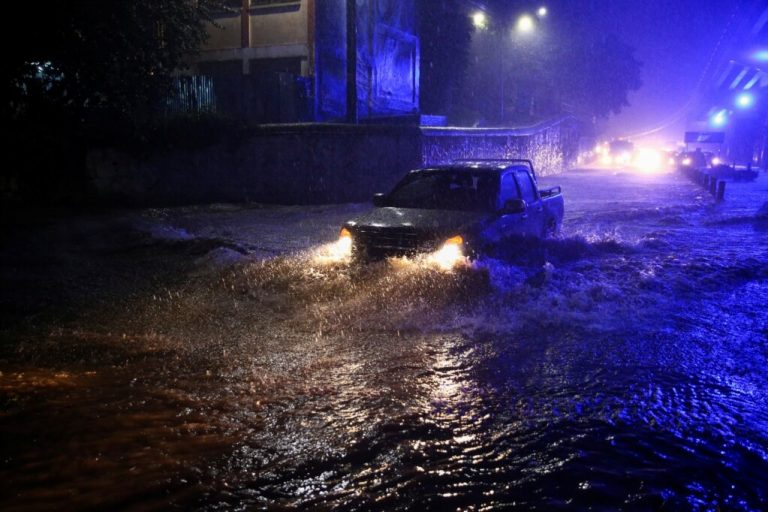 El Congreso salvadoreño declaró el martes estado de emergencia nacional por los daños que dejó el paso del huracán Bonnie, que ha causado inundaciones que provocaron la muerte de dos personas, pérdidas de cultivos, daños en viviendas y centenares de derrumbes, mientras las torrenciales lluvias siguen golpeado al país