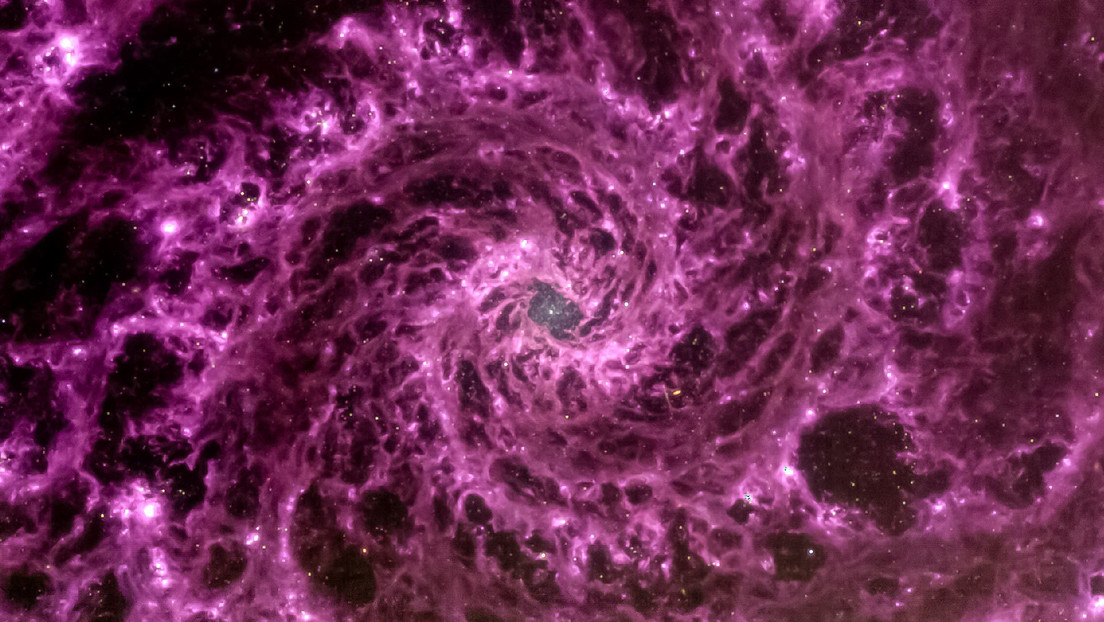 El telescopio James Webb captura una asombrosa imagen de una galaxia espiral púrpura