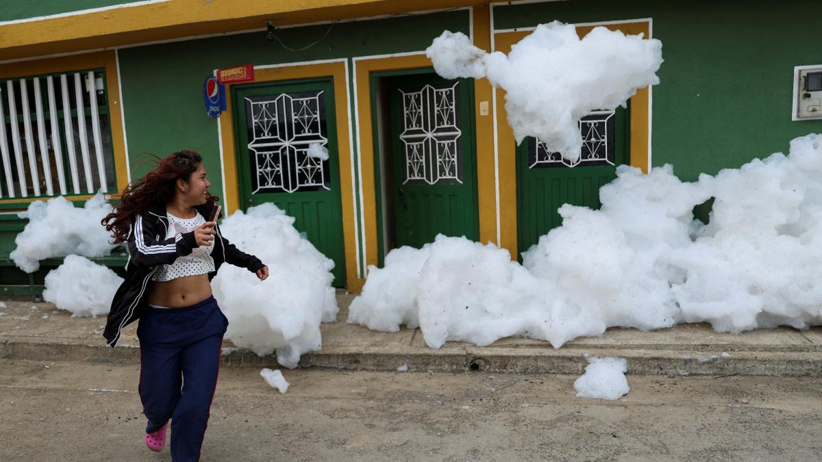 Una espuma tóxica de 5 metros de altura invade las calles de un barrio colombiano