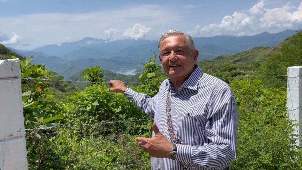 López Obrador advirtió que no cederá en la defensa del petróleo y de la industria eléctrica del país