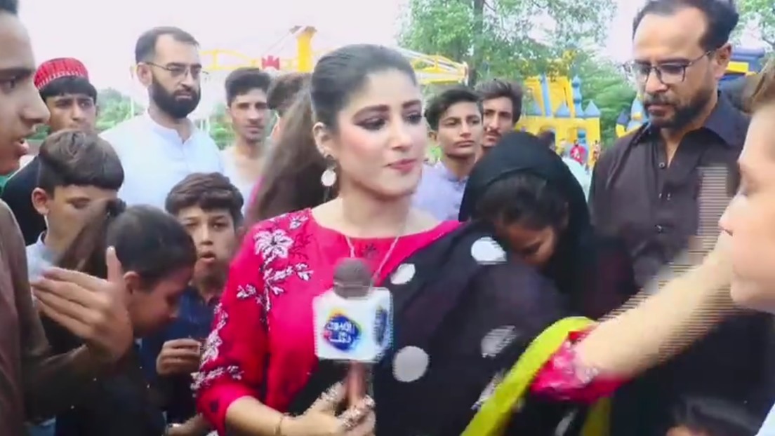 Periodista pakistaní abofetea a un joven por estar molestando durante una cobertura en vivo