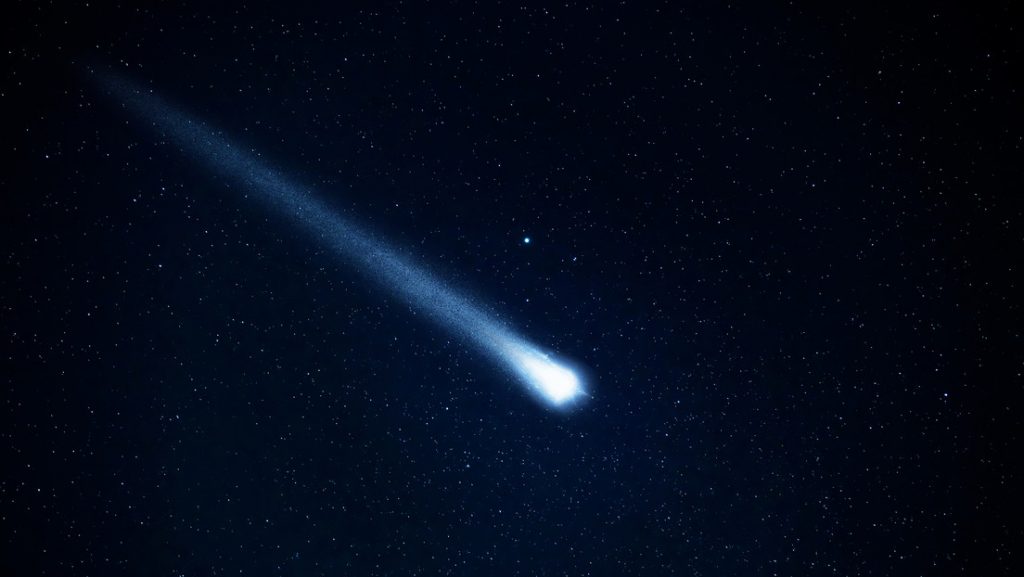 Una resplandeciente bola de fuego ilumina el cielo nocturno del sur de EE.UU.