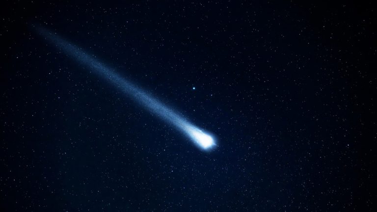 Una resplandeciente bola de fuego ilumina el cielo nocturno del sur de EE.UU.