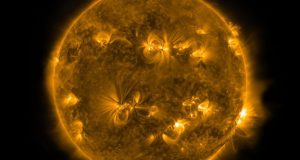 Una tormenta solar procedente de un "cañón de fuego" en la superficie del Sol golpeará la Tierra este jueves