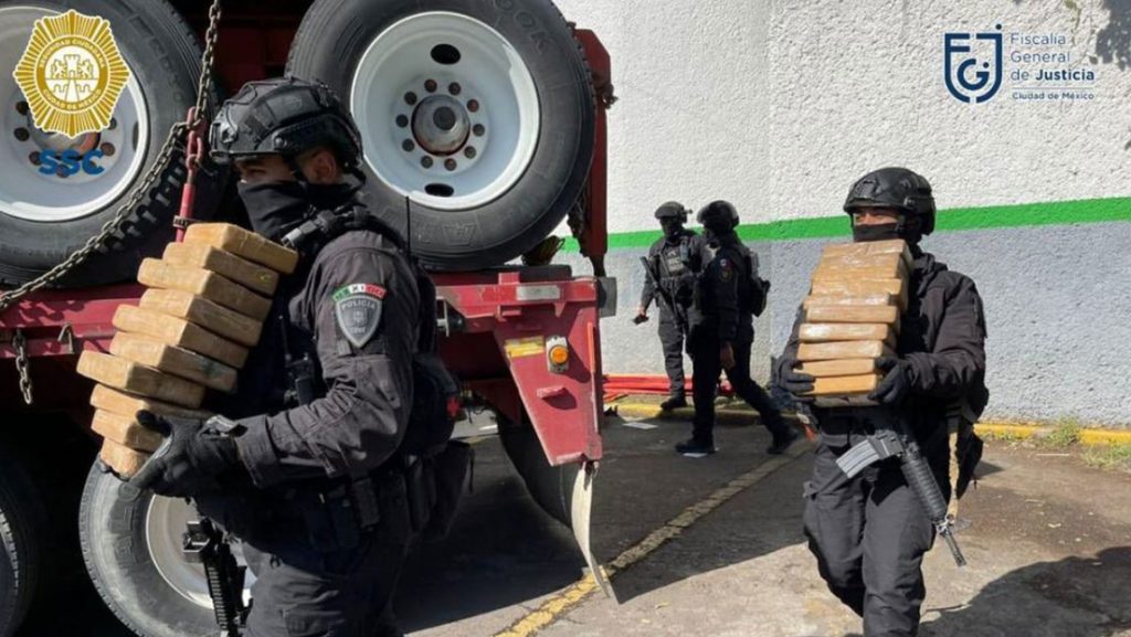 Incautan más de una tonelada de cocaína sellada con marcas de Prada y Tesla