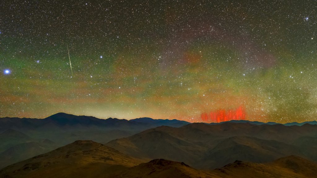 Captan los extraños 'duendes rojos' en el cielo del desierto chileno de Atacama