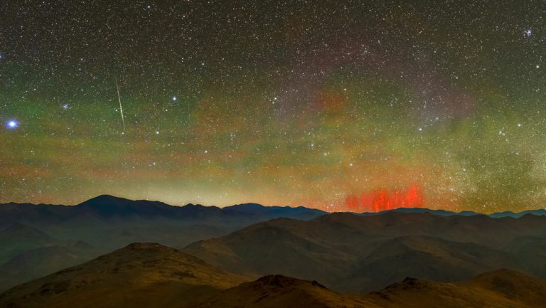 Captan los extraños 'duendes rojos' en el cielo del desierto chileno de Atacama